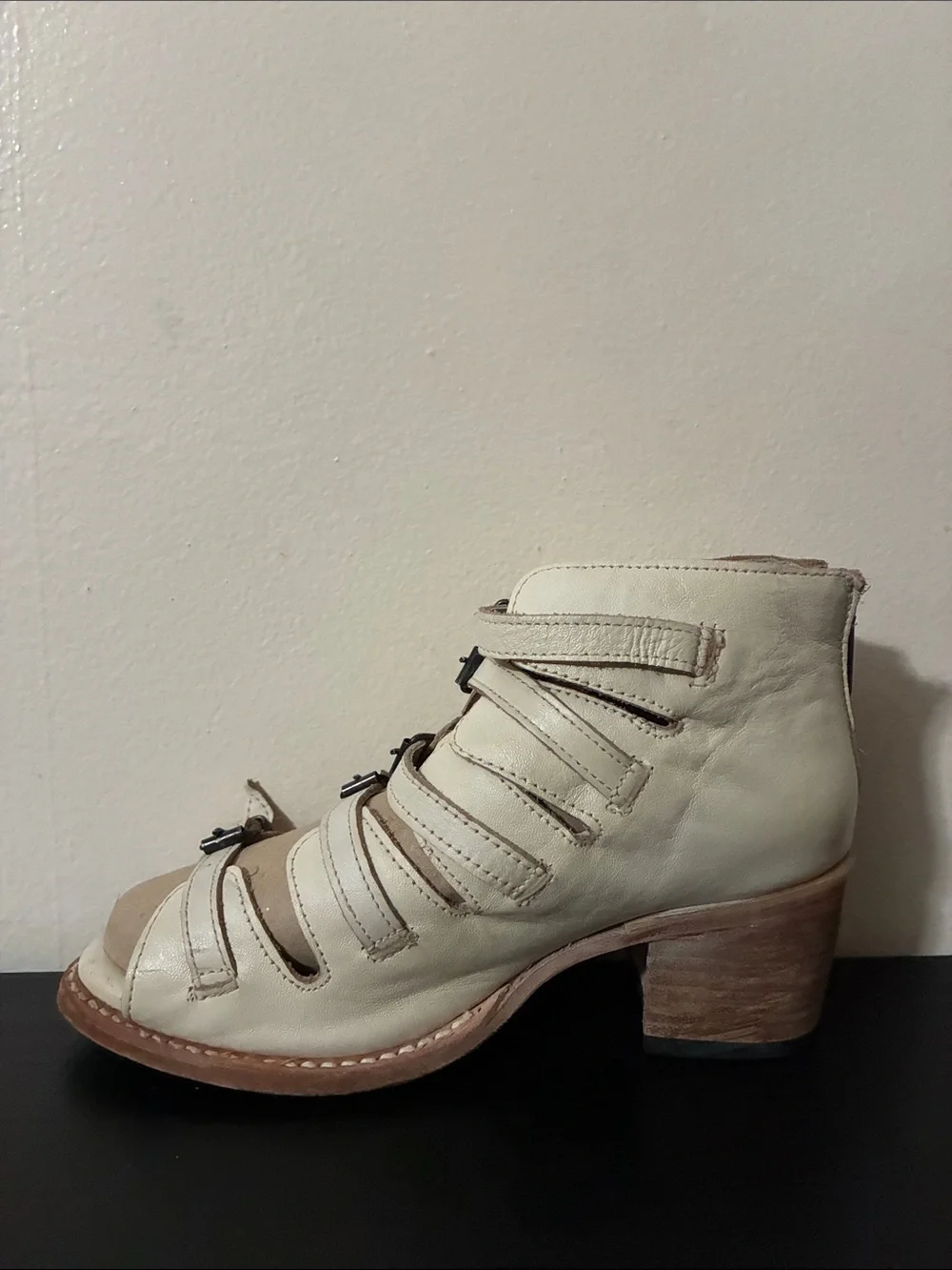 Freebird Quinn heeled sandals in cream featuring a multi strap size 6 Women’s